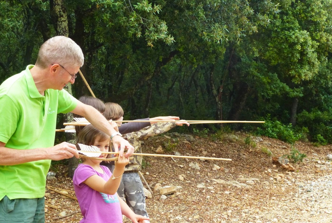 atelier_chasse_sagaie_prehistorique_cite_de_la_prehistoire_aven_orgnac_scolaires.jpg