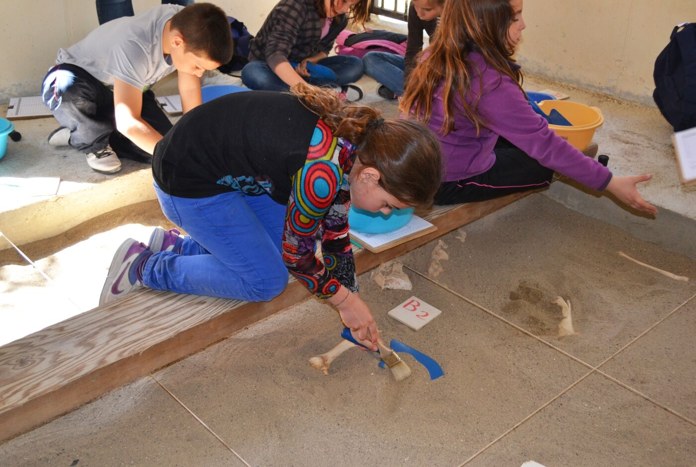 atelier_fouilles_archeologiques_aven_orgnac_cite_prehistoire_bd.jpg