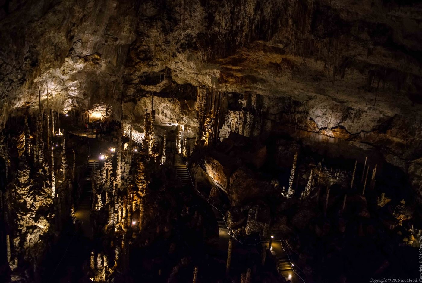 aven_orgnac_adrenaline_grotte_ardeche_descente_panoramique_credits_joot_prod.jpg