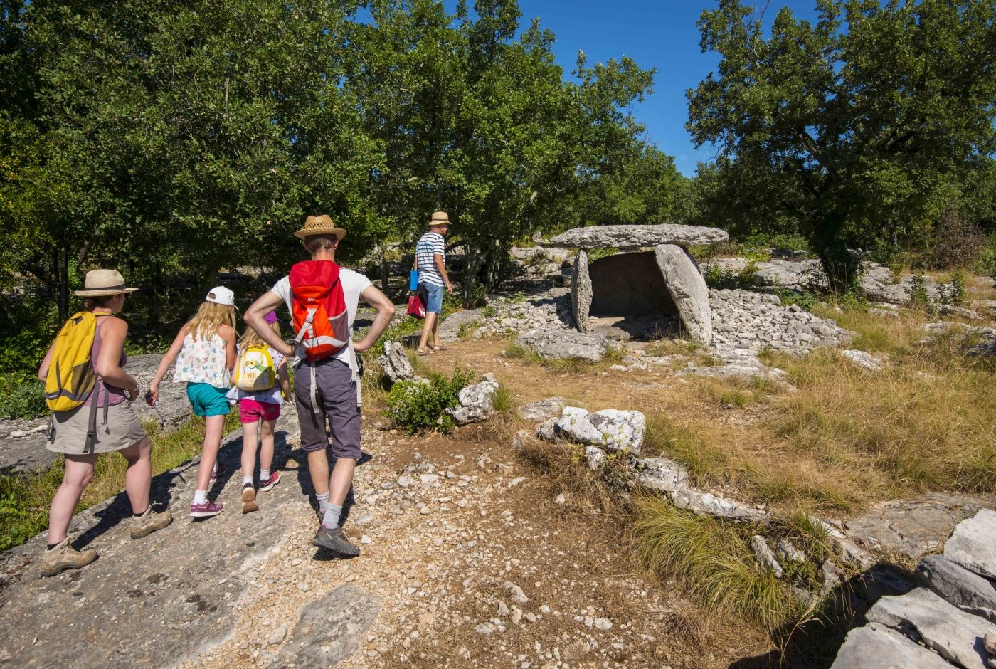 chemins_et_dolmen_ardeche_cite_prehistoire_credit_matthieu_dupont.jpg