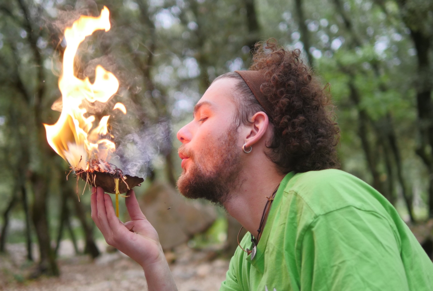 les-secrets-du-feu-demonstration-de-la-cite-de-la-prehistoire-orgnac-ardechem-le-dain-min.jpg