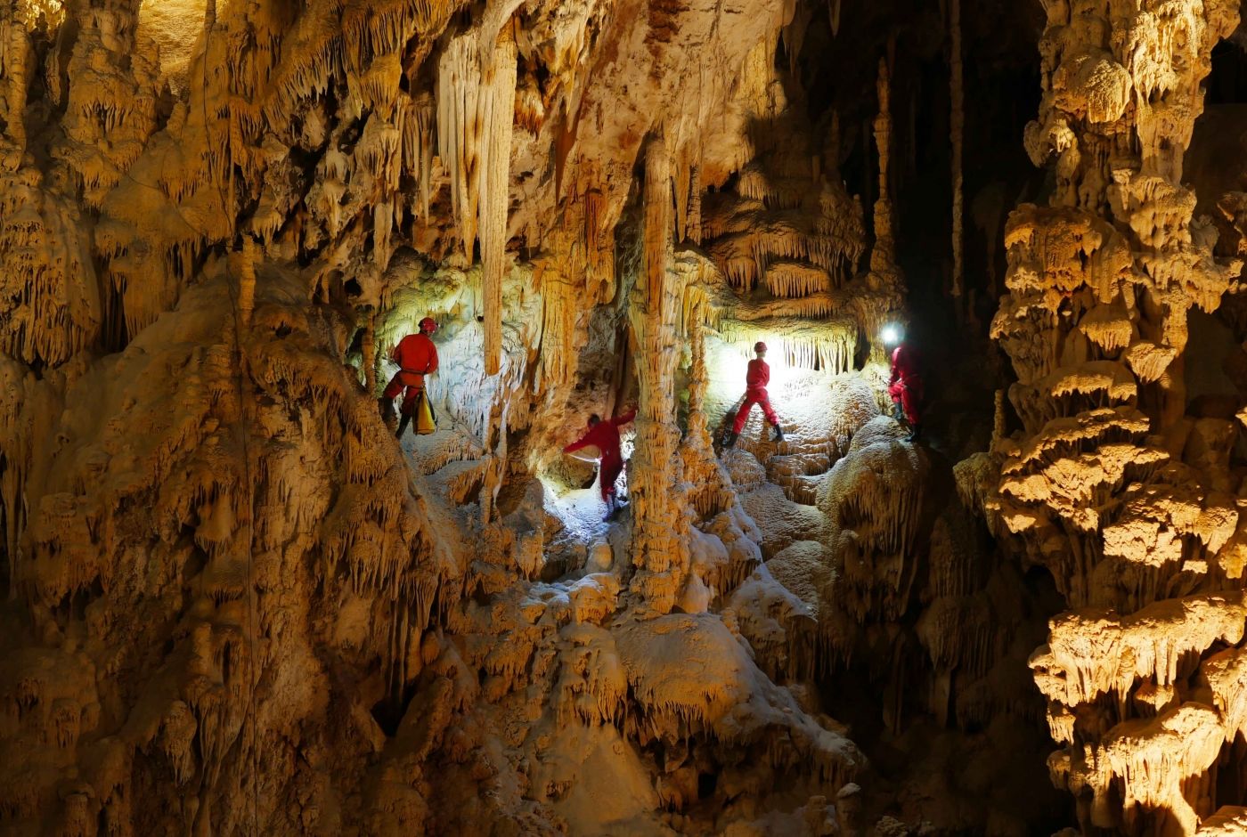 vertige_souterrain_aven_orgnac_speleo_sport_outdoor_vertical_ardeche.jpg