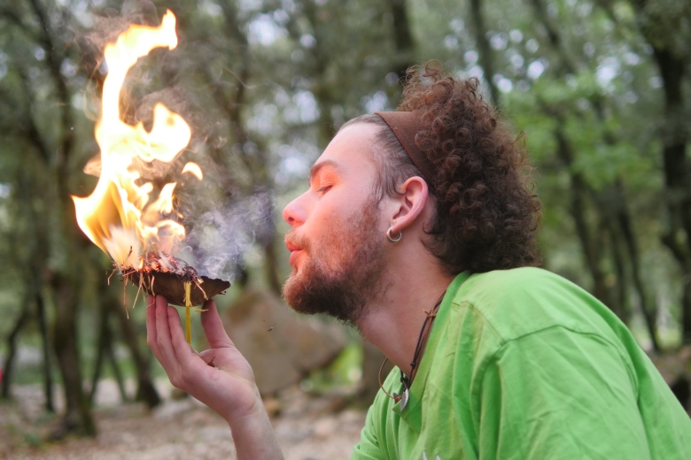 les-secrets-du-feu-demonstration-de-la-cite-de-la-prehistoire-orgnac-ardechem-le-dain-min.jpg