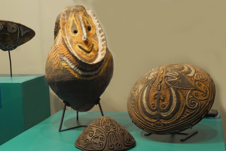 vase_visage_exposition_temporaire_papous_cite_prehsitoire_ardeche_credits_lisa_leandri.jpg